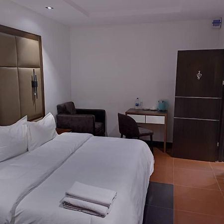 Hotel 35 Embassy Лагос Екстериор снимка