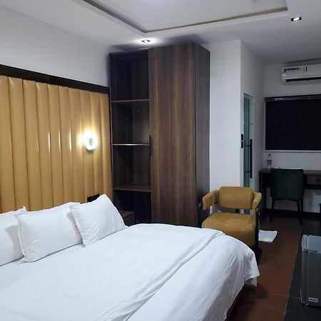 Hotel 35 Embassy Лагос Екстериор снимка