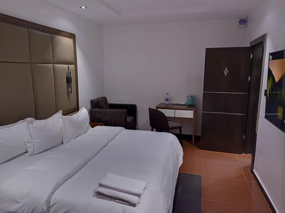 Hotel 35 Embassy Лагос Екстериор снимка