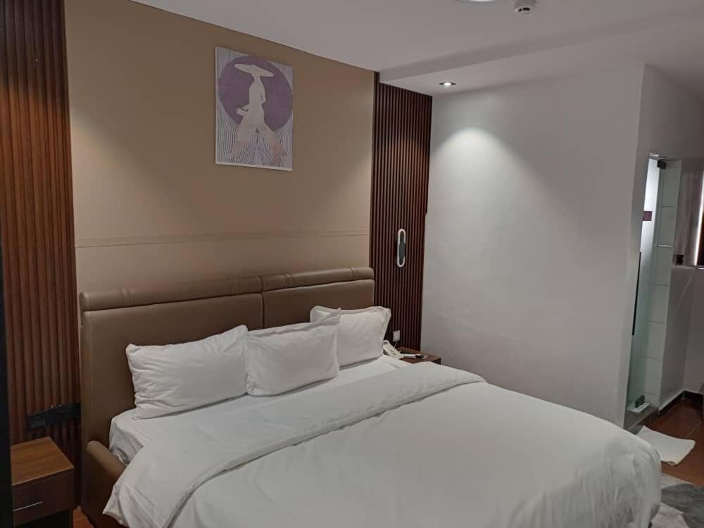 Hotel 35 Embassy Лагос Екстериор снимка