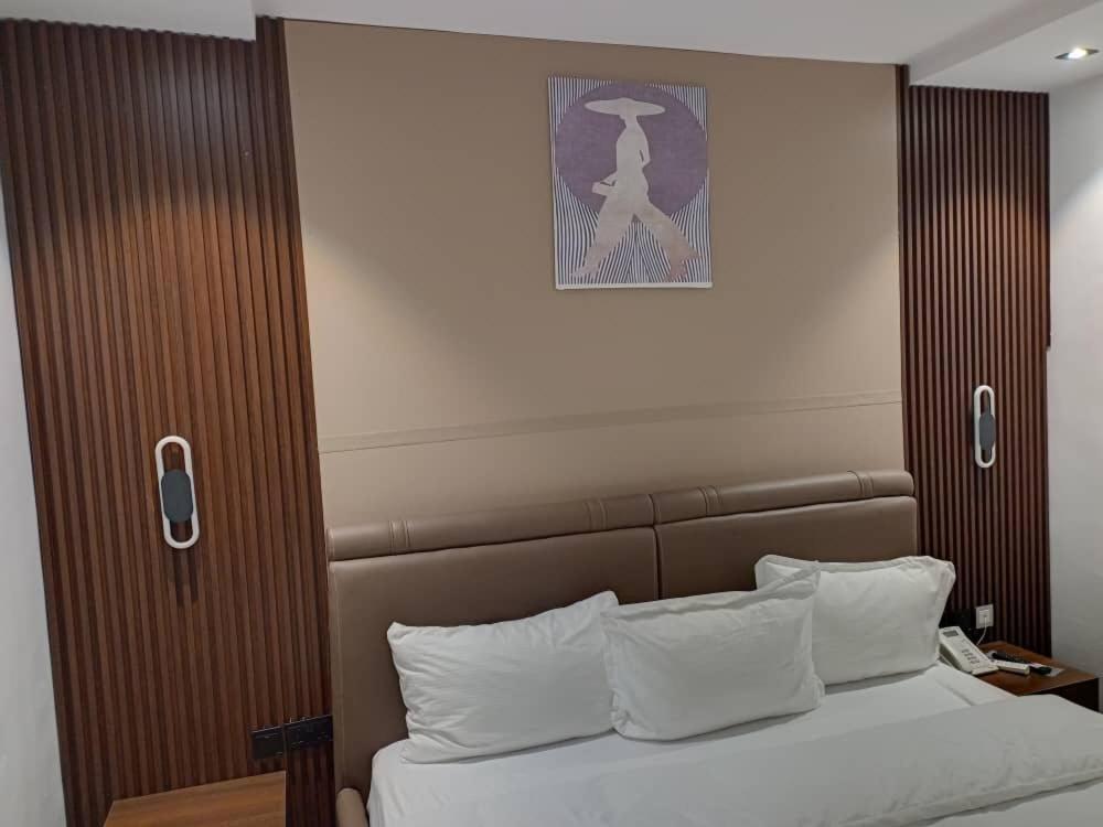Hotel 35 Embassy Лагос Екстериор снимка
