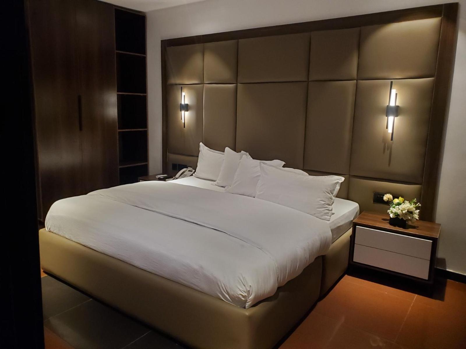 Hotel 35 Embassy Лагос Екстериор снимка