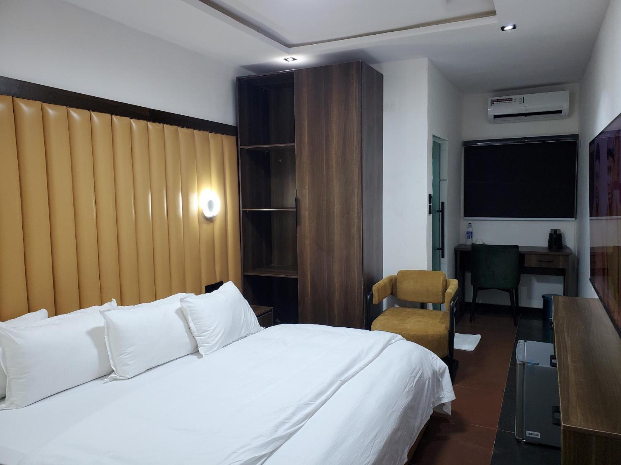 Hotel 35 Embassy Лагос Екстериор снимка